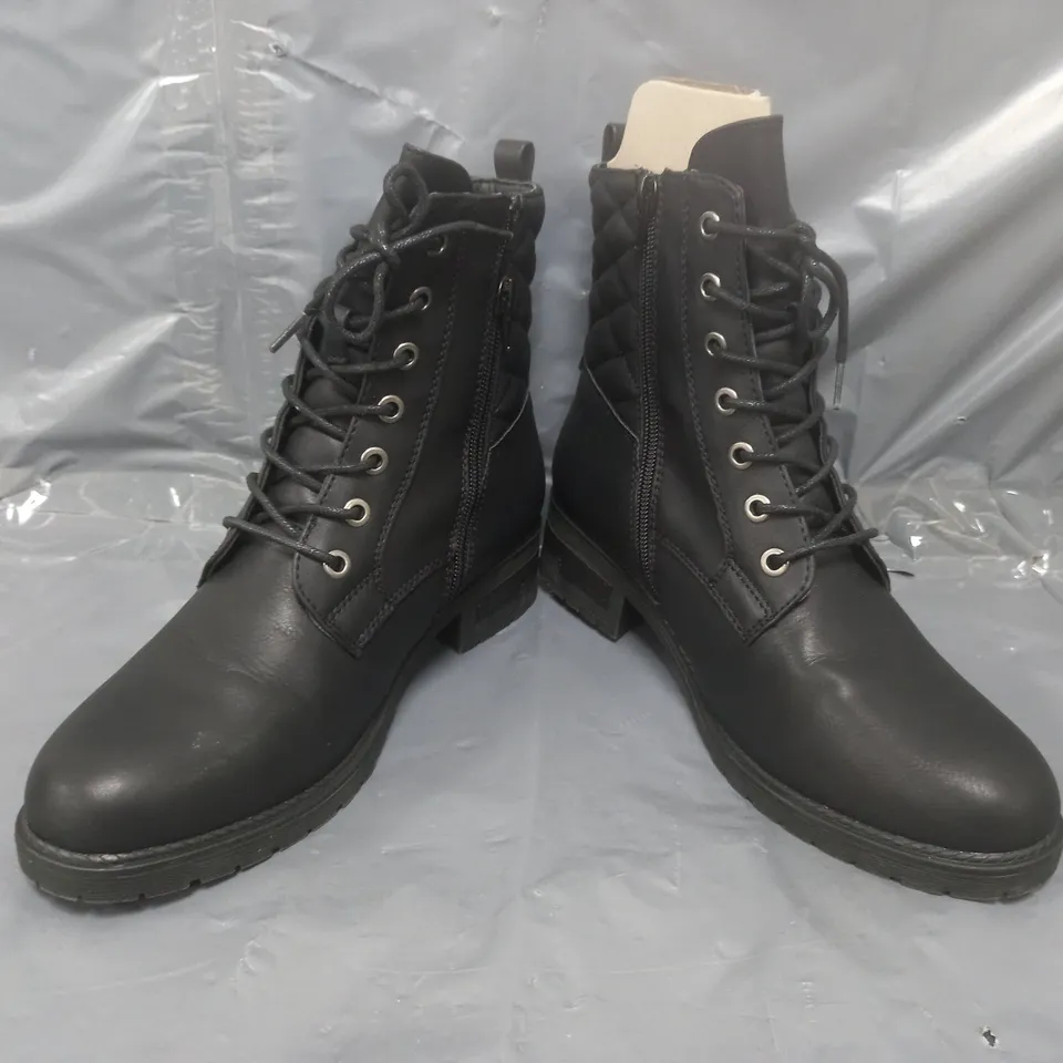 BOXED PAIR OF RIEKER PANEL BOOTS IN BLACK SIZE 5