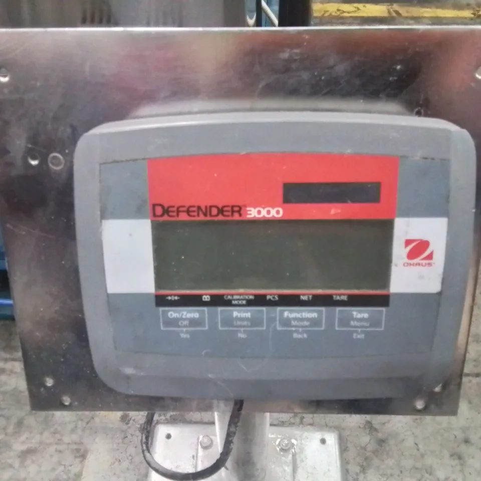 COMMERCIAL FLOOR SCALE WITH DEFENDER 3000 DISPLAY