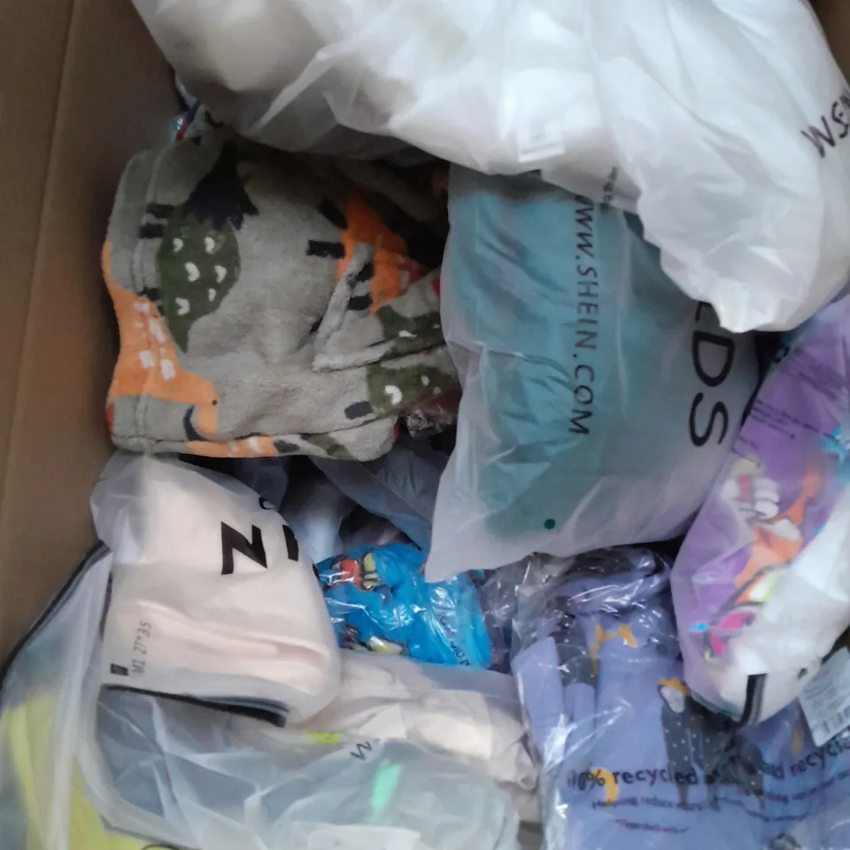 BOX OF APPROXIMATELY 35 ASSORTED KIDS CLOTHING ITEMS TO INCUDE - SOCKS, TROUSERS, TOPS, ETC