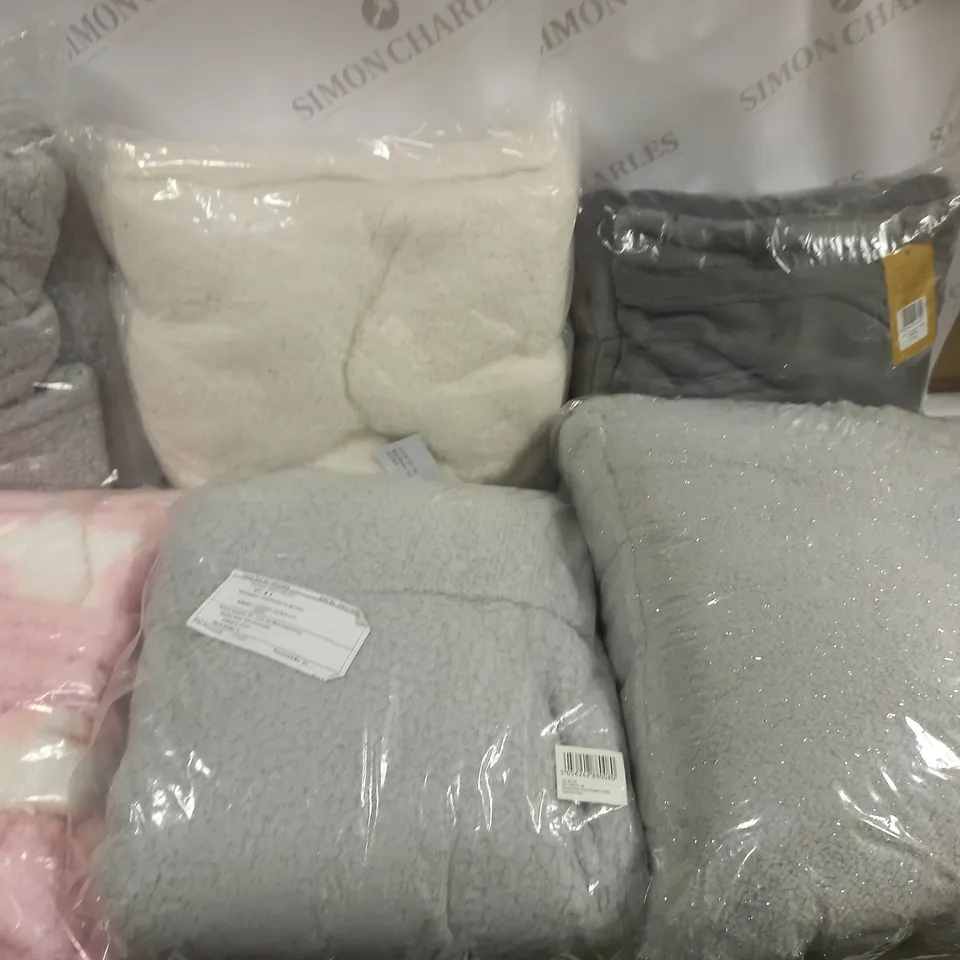 LOT OF 12 ASSORTED HOME FABRIC ITEMS TO INCLUDE THROWS AND BLANKET HOODIES