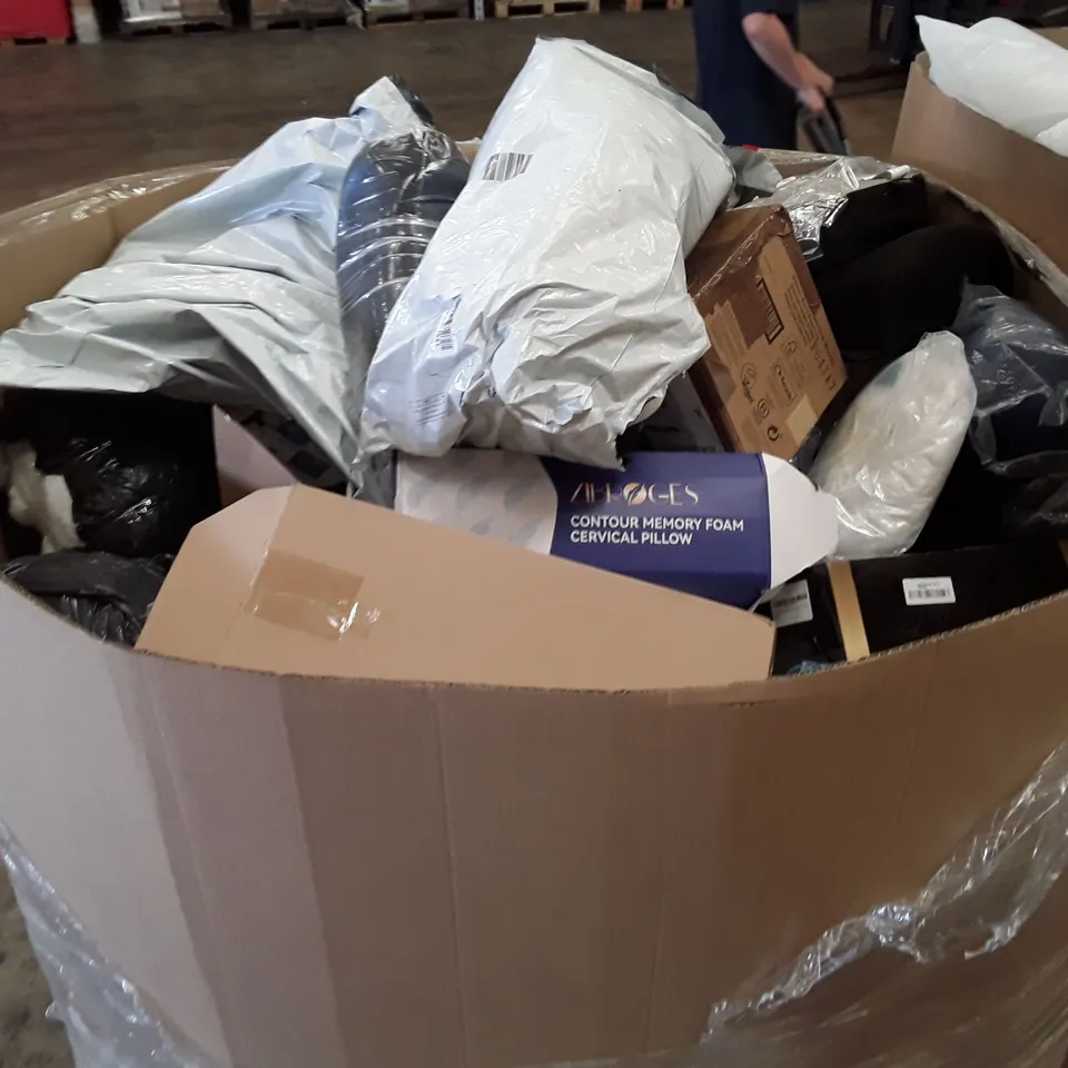PALLET OF ASSORTED ITEMS TO INCLUDE: MEMORY FOAM PILLOW, CHELSEA CUSHION, BED WEDGE PILLOW ETC
