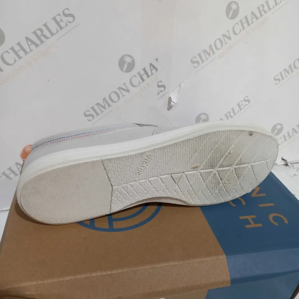 BOXED VIONIC VENICE MARSHALL CANVAS SLIP ON SHOES, WHITE - SIZE 6