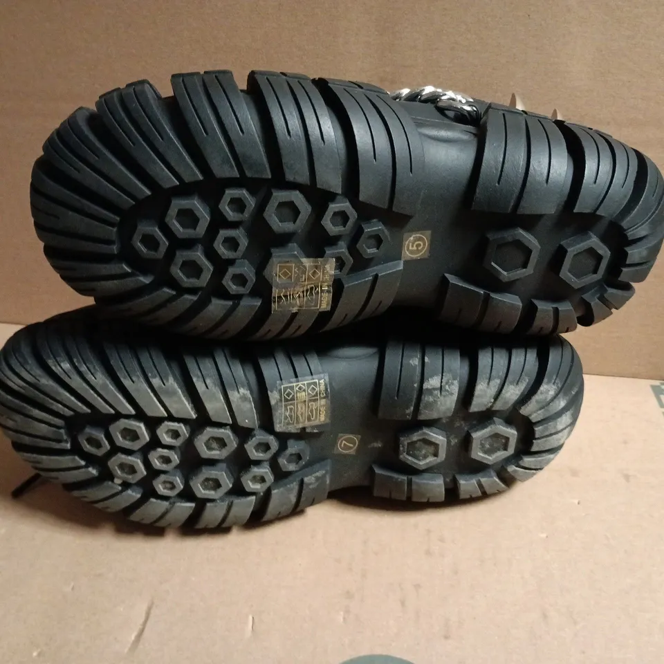 BOXED KOI DEATHBRAND SPIKE TREAD TRAINERS IN EBONY/SILVER, UK SIZE 7