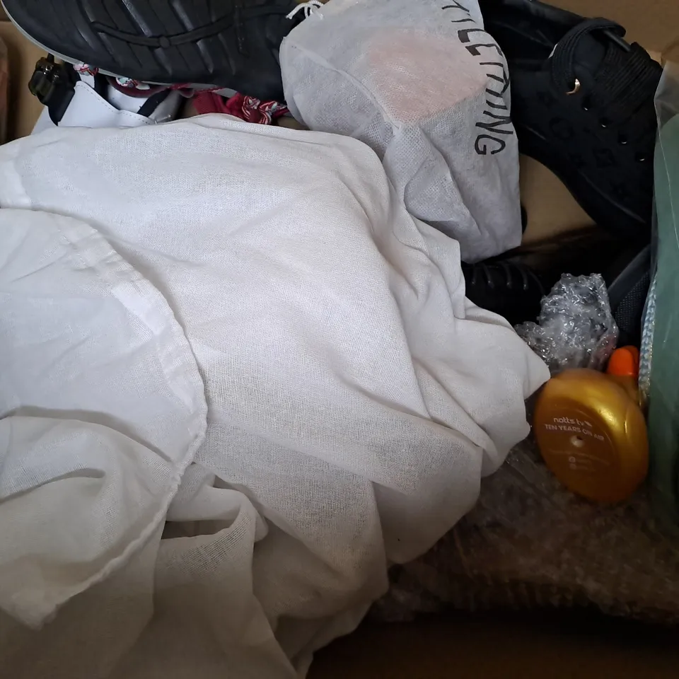 BOX OF APPROXIMATELY 10 ASSORTED PAIRS OF SHOES AND FOOTWEAR ITEMS IN VARIOUS STYLES AND SIZES TO INCLUDE ZXWFOBEY, FASHION, ETC