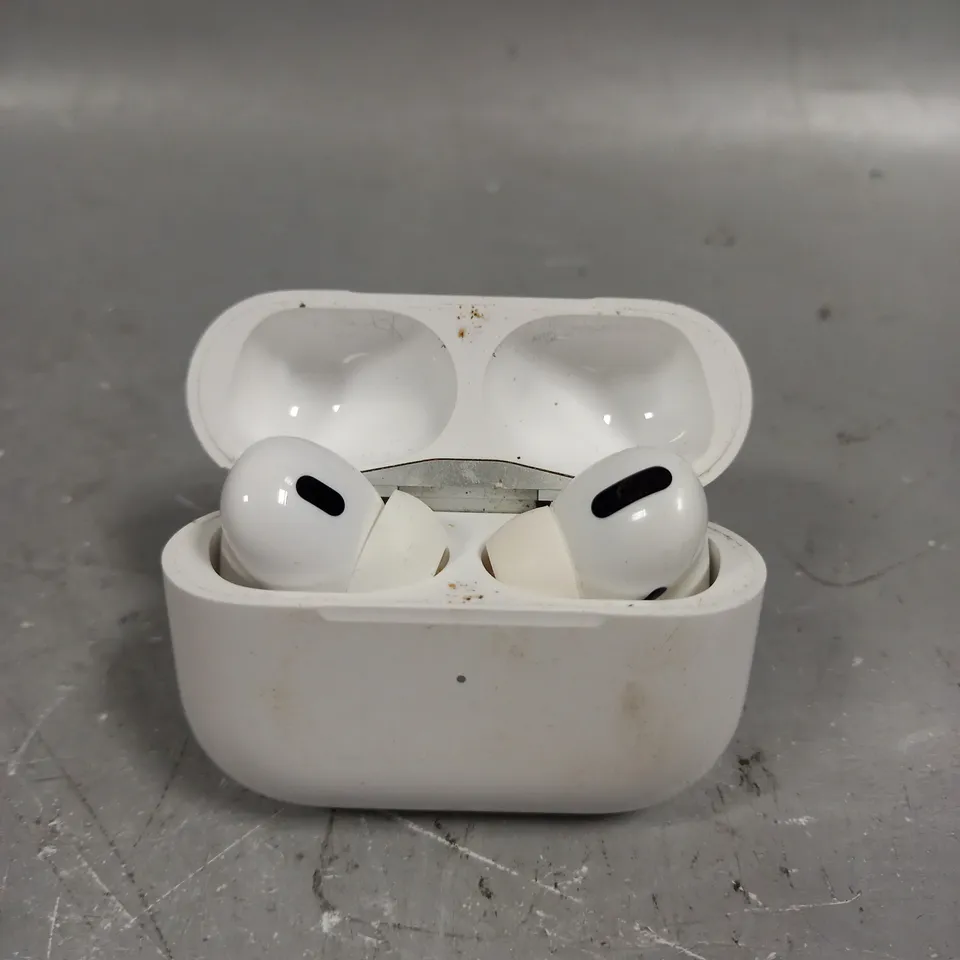 APPLE AIRPODS WITH CHARGING CASE - A2700