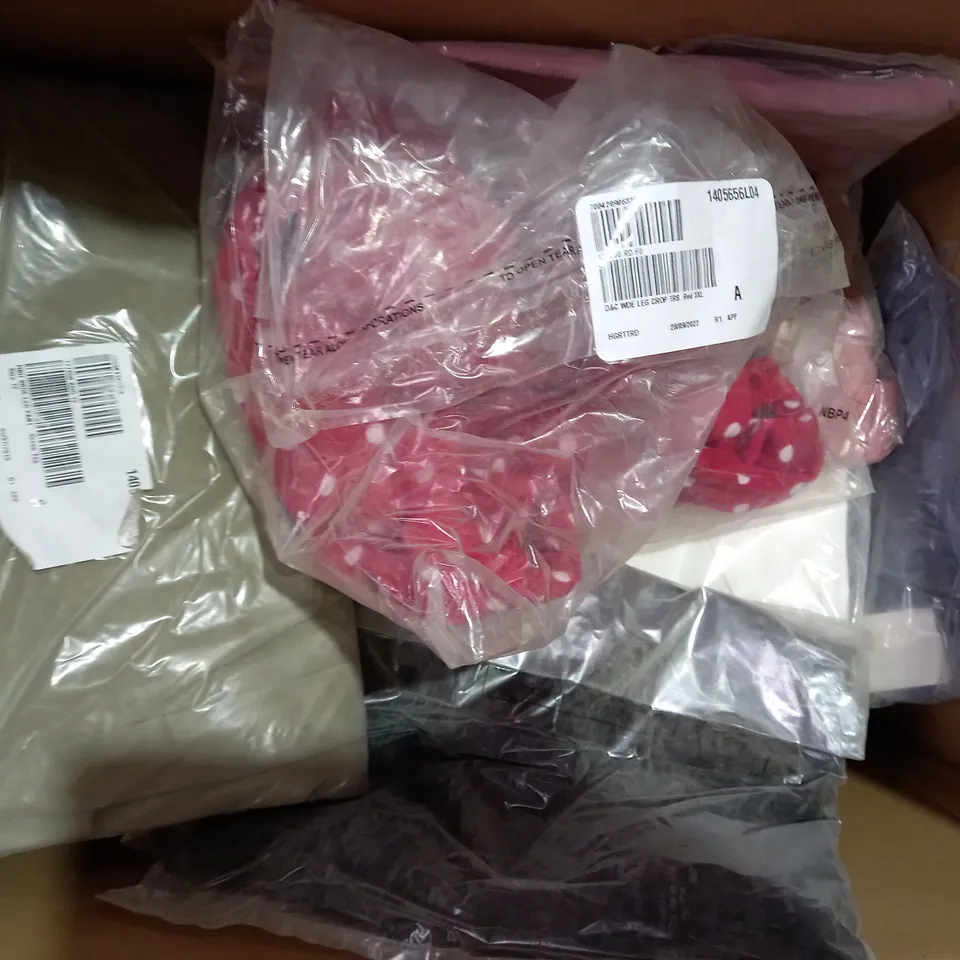BOX OF APPROXIMATELY 15 ASSORTED CLOTHING AND FASHION ITEMS OF VARIOUS COLOURS AND STYLES TO INCLUDE KIM & CO, CUDDL DUDS, RUTH LANGSFORD, ETC
