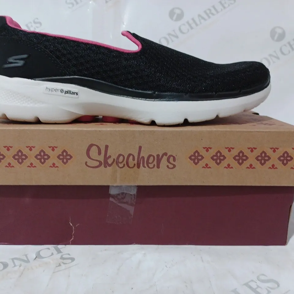 BOXED PAIR OF SKECHERS GO WALK SHOES IN BLACK/PINK SIZE 7