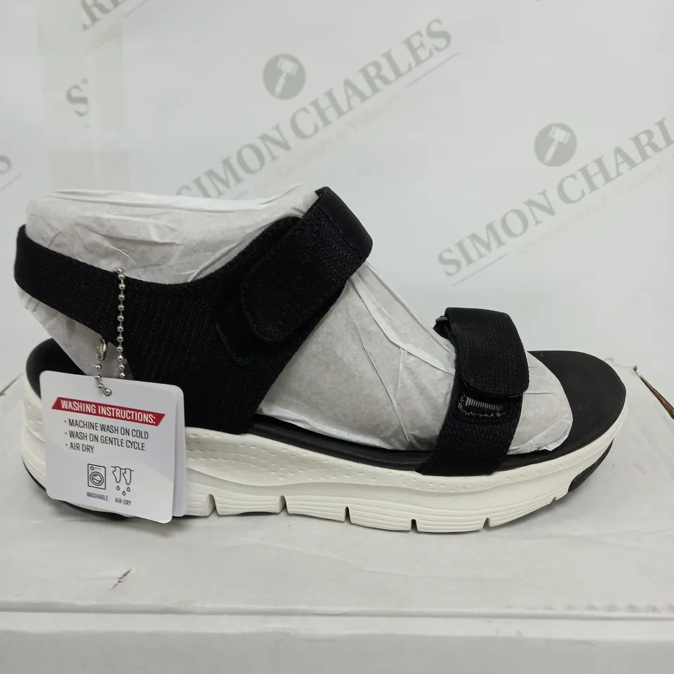 SKECHERS ARCH FIT TOURISTY SANDAL SIZE 4