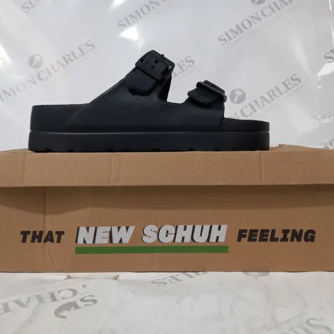 BOXED PAIR OF SCHUH TIARA FLATFORM OPEN TOE SANDALS IN BLACK UK SIZE 6