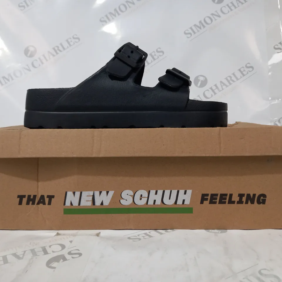 BOXED PAIR OF SCHUH TIARA FLATFORM OPEN TOE SANDALS IN BLACK UK SIZE 6
