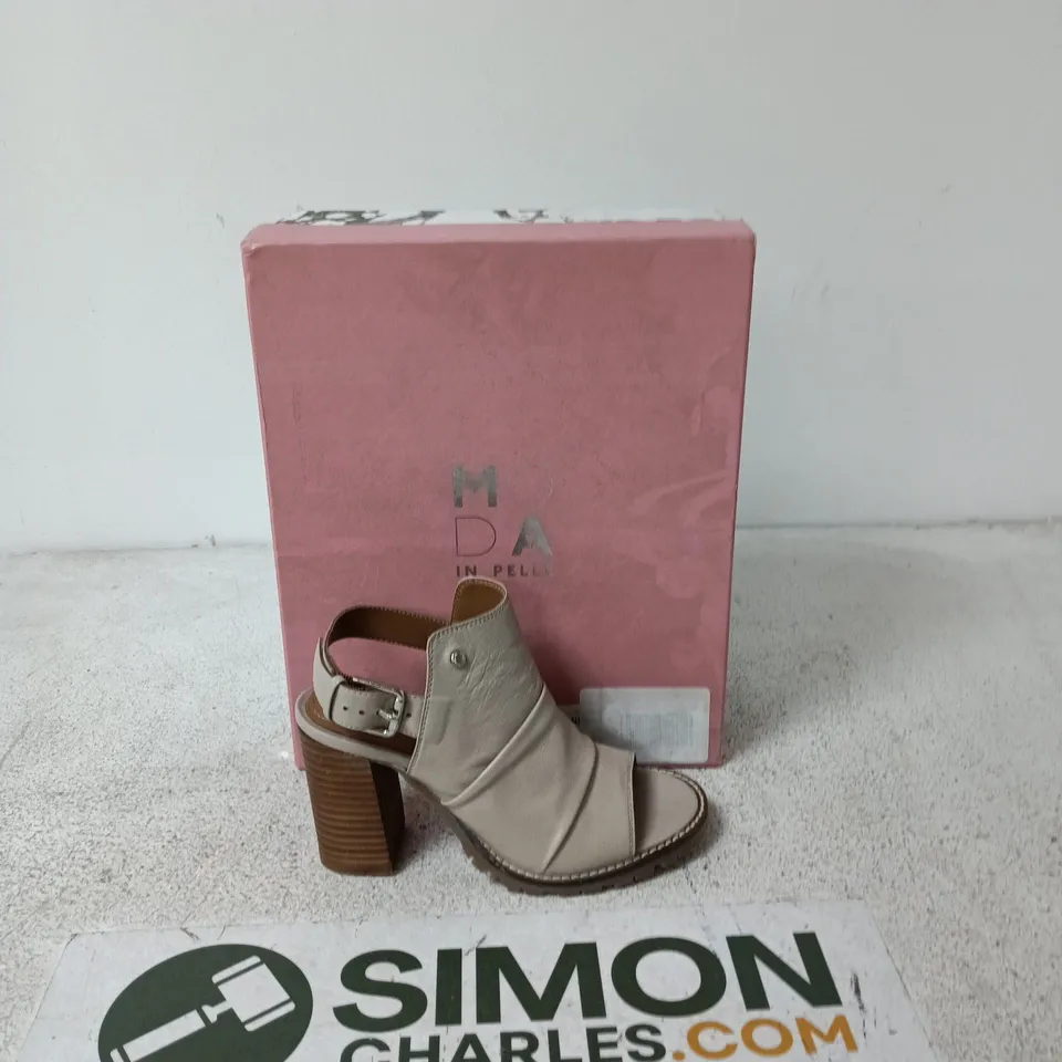 BOXED MODA IN PELLE SANDALS – BEIGE LEATHER BLOCK HEEL - UK 4