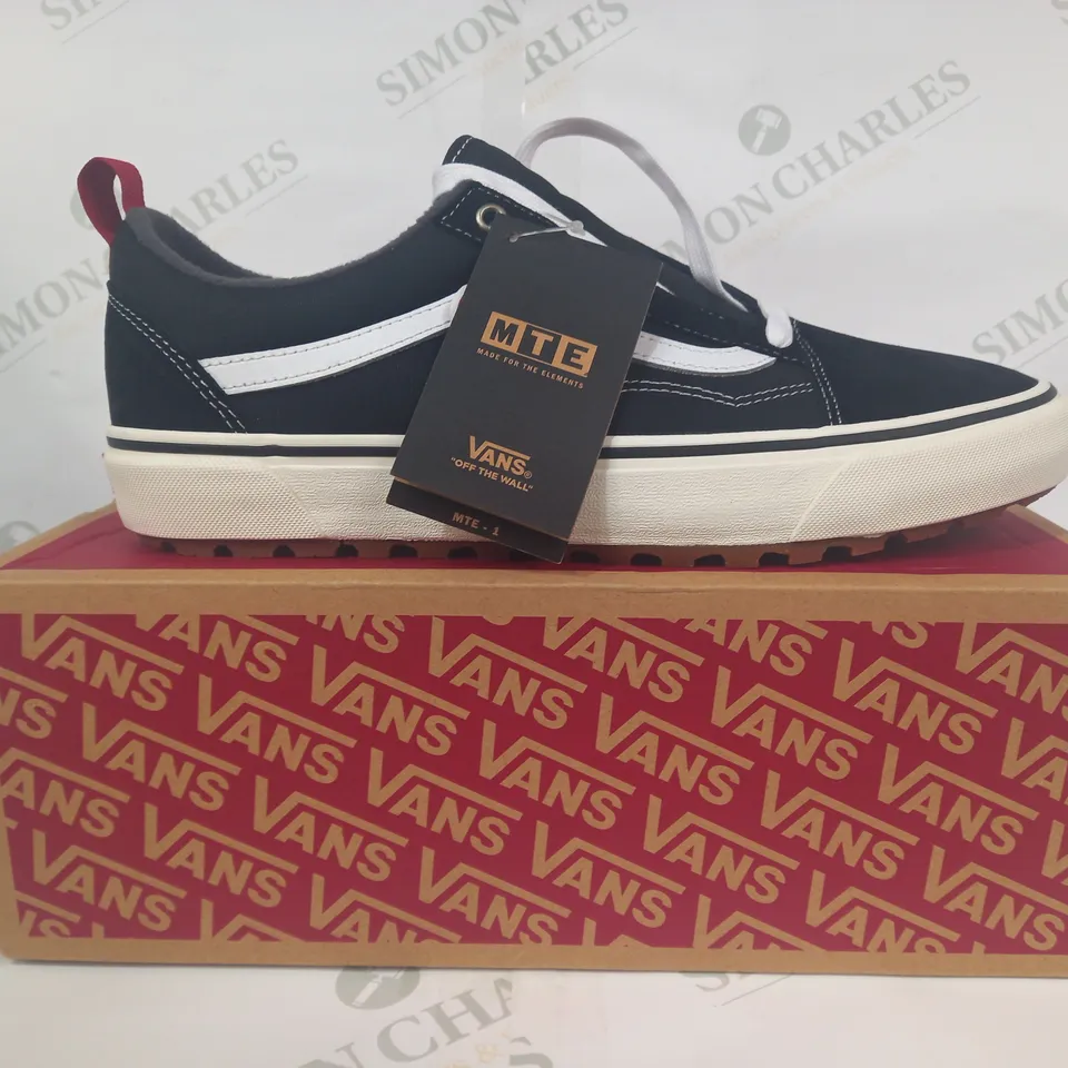 BOXED PAIR OF VANS OLD SKOOL MTE SHOES IN BLACK/WHITE UK SIZE 10.5