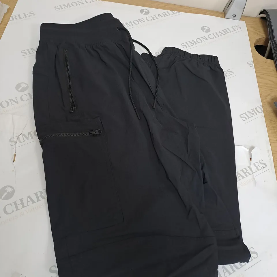 BLACK GYMSHARK CARGOS SIZE M