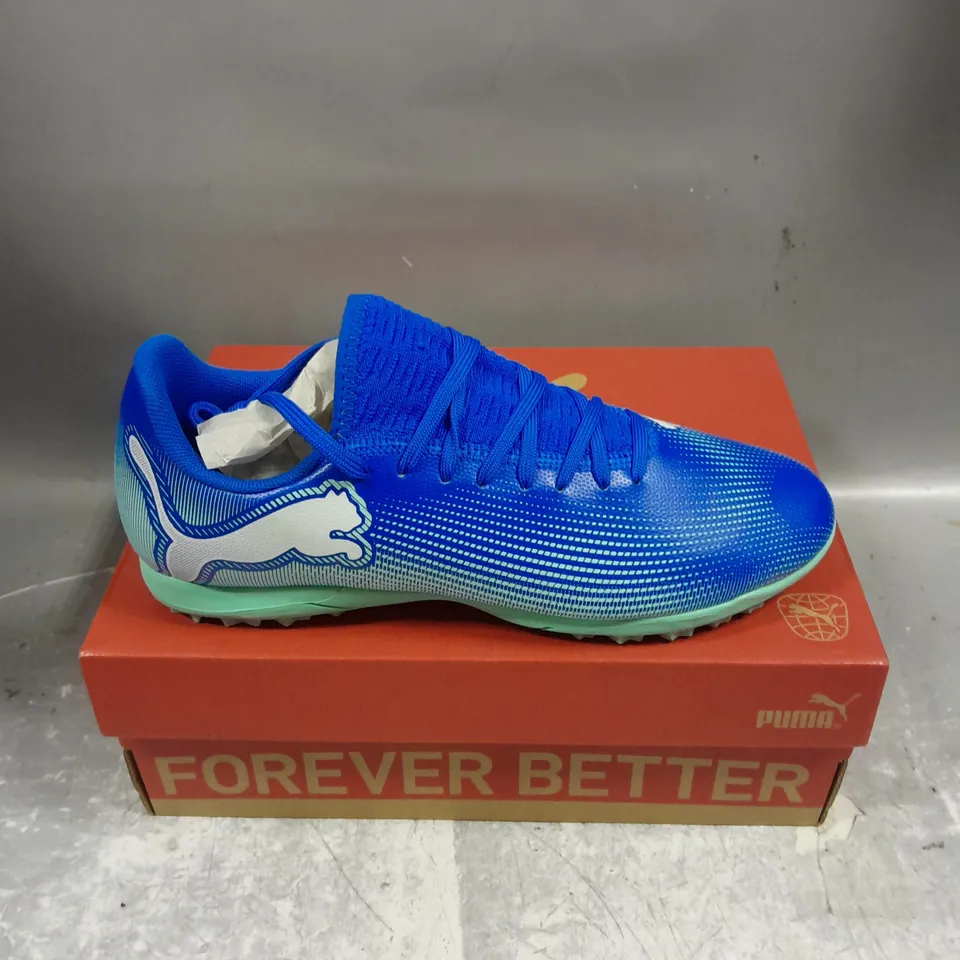 BOXED PAIR OF PUMA FUTURE 7 PLAY JUNIOR SHOES IN HYPERLINK BLUE/MINT SIZE UK 5.5