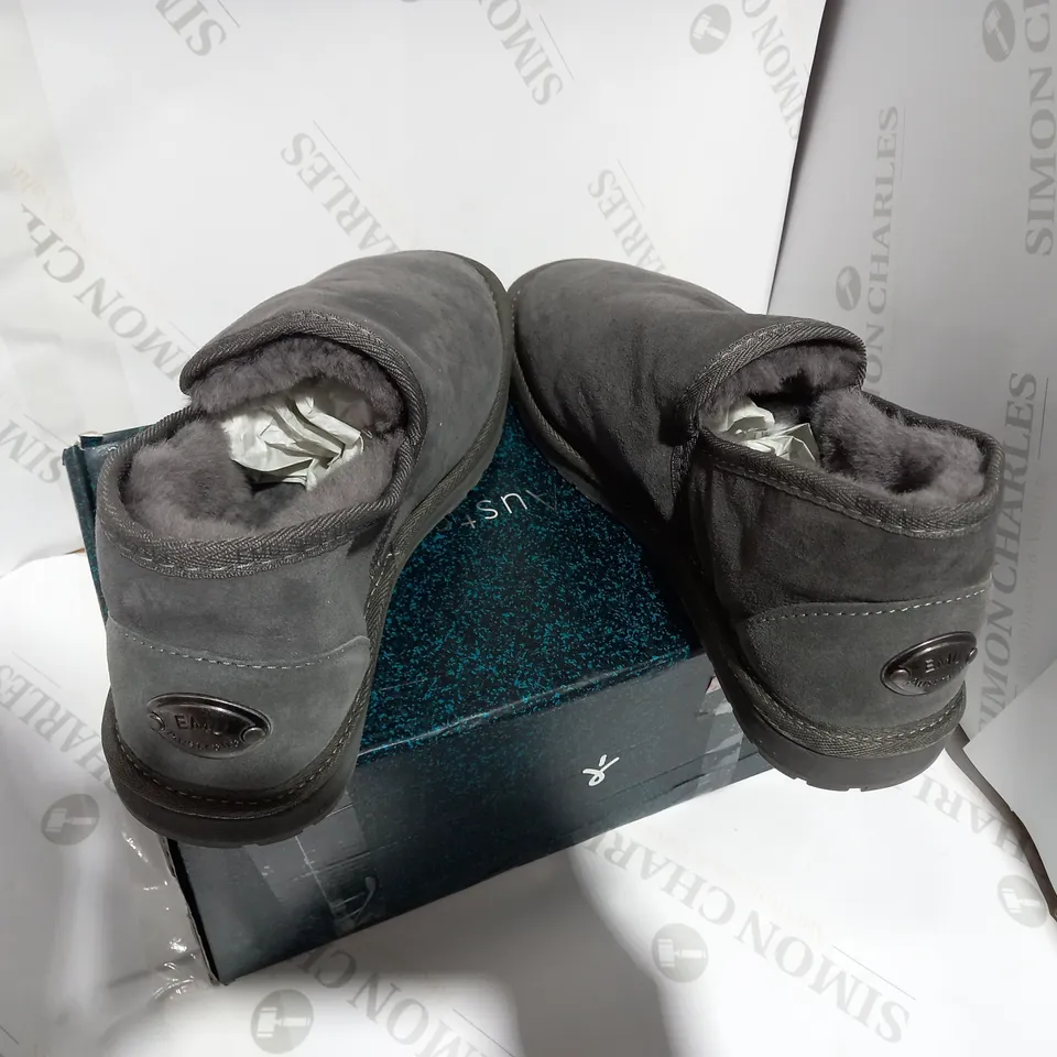 BOXED PAIR OF EMU GREY LINED SLIPPERS - SIZE 9