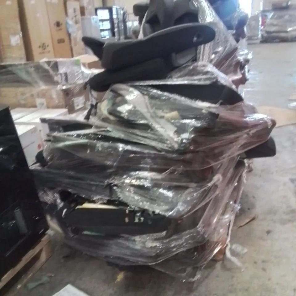 PALLET CONTAINING A LARGE QUANTITY OF CAR SEATS 