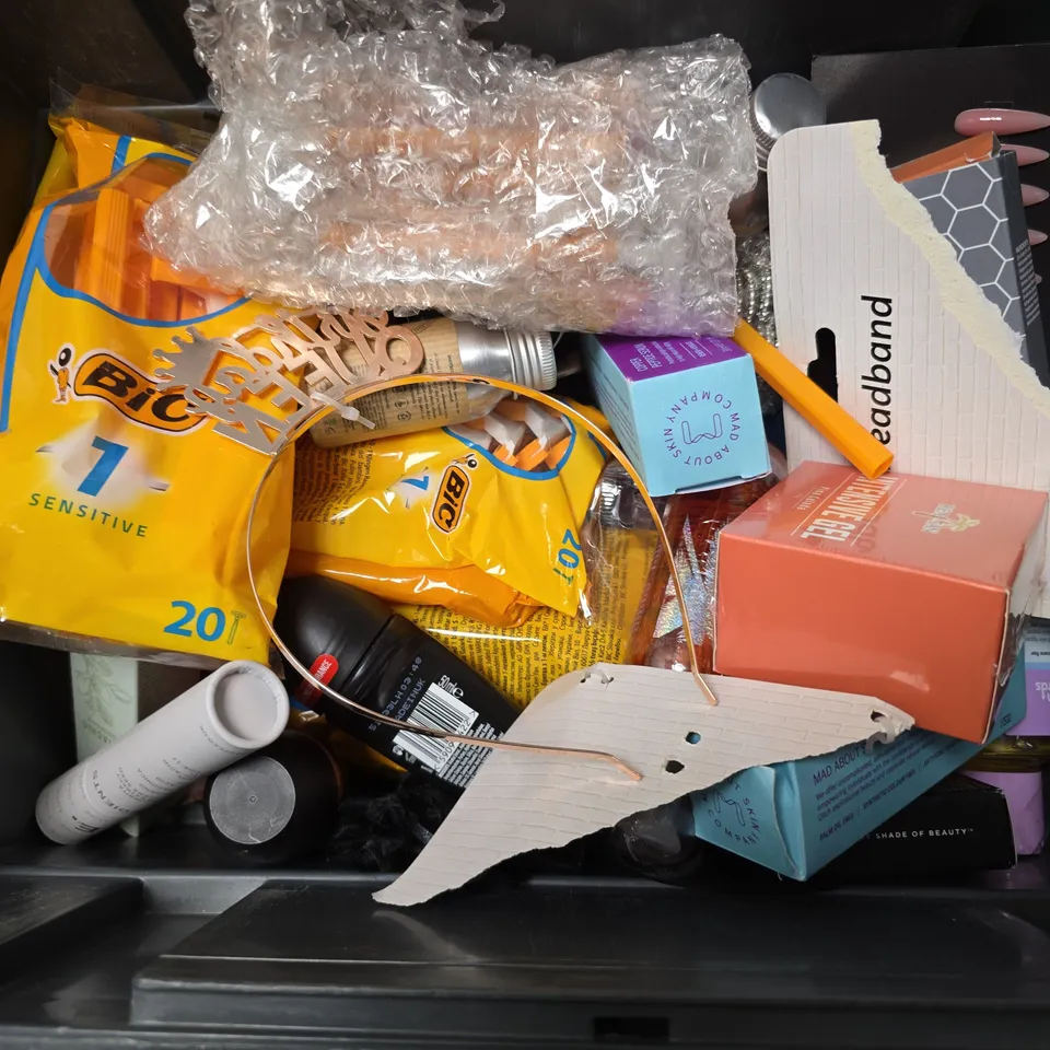 APPROXIMATELY 13 ASSORTED HEALTH & BEAUTY ITEMS TO INCLUDE -NIVEA SOFT , FEMFRESH DAILY WASH ETC