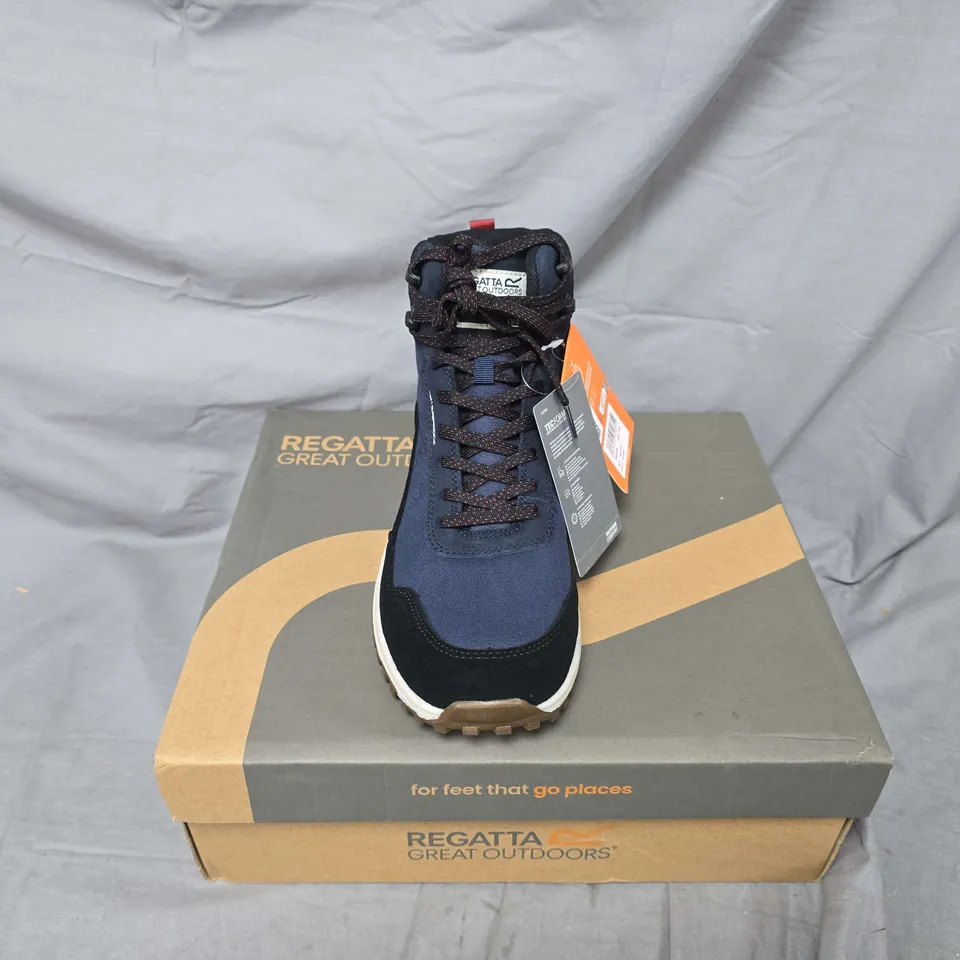 BOXED PAIR OF REGATTA GREAT OUTDOORS MAYFIELD BOOTS IN NAVY/BLACK - UK 8