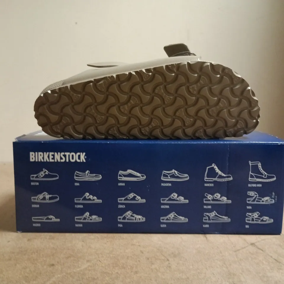 BOXED PAIR OF BIRKENSTOCK ARIZONA BIG BUCKLE SANDALS IN GREY TAUPE SIZE UK 5