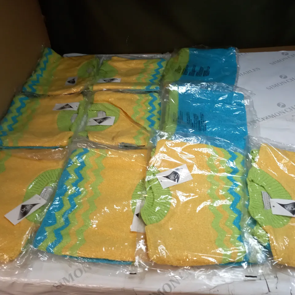 LOT OF APPROX 10 ASSORTED CLOTHING ITEMS IN VARIOUS SIZES