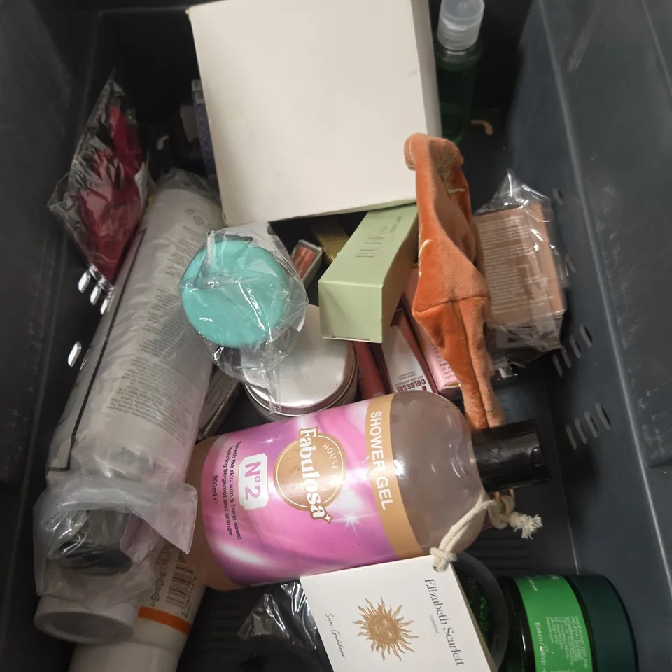 APPROXIMATELY 15 ASSORTED HEALTH & BEAUTY PRODUCTS TO INCLUDE DR SQUATCH SOAP, VANILLA BODY MIST, DEFINING WHIP ETC