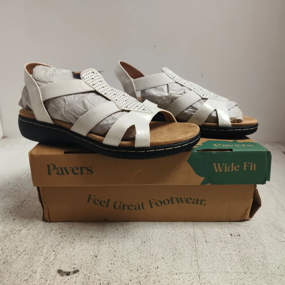 BOXED PAIR OF PAVERS OPEN TOE SANDALS IN WHITE SIZE 6