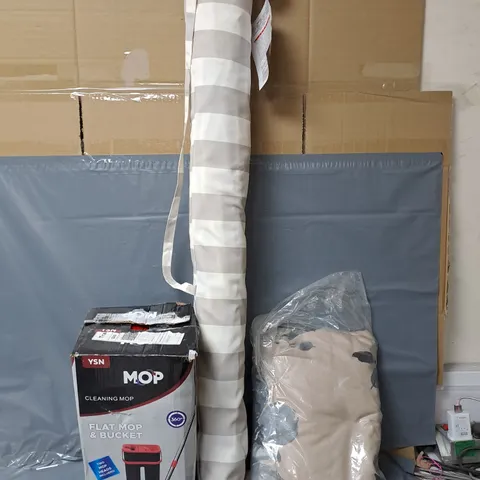 APPROXIMATELY 15 ASSORTED HOUSEHOLD ITEMS TO INCLUDE GARDEN PARASOL, FLAT MOP AND BUCKET SET AND BEDDING