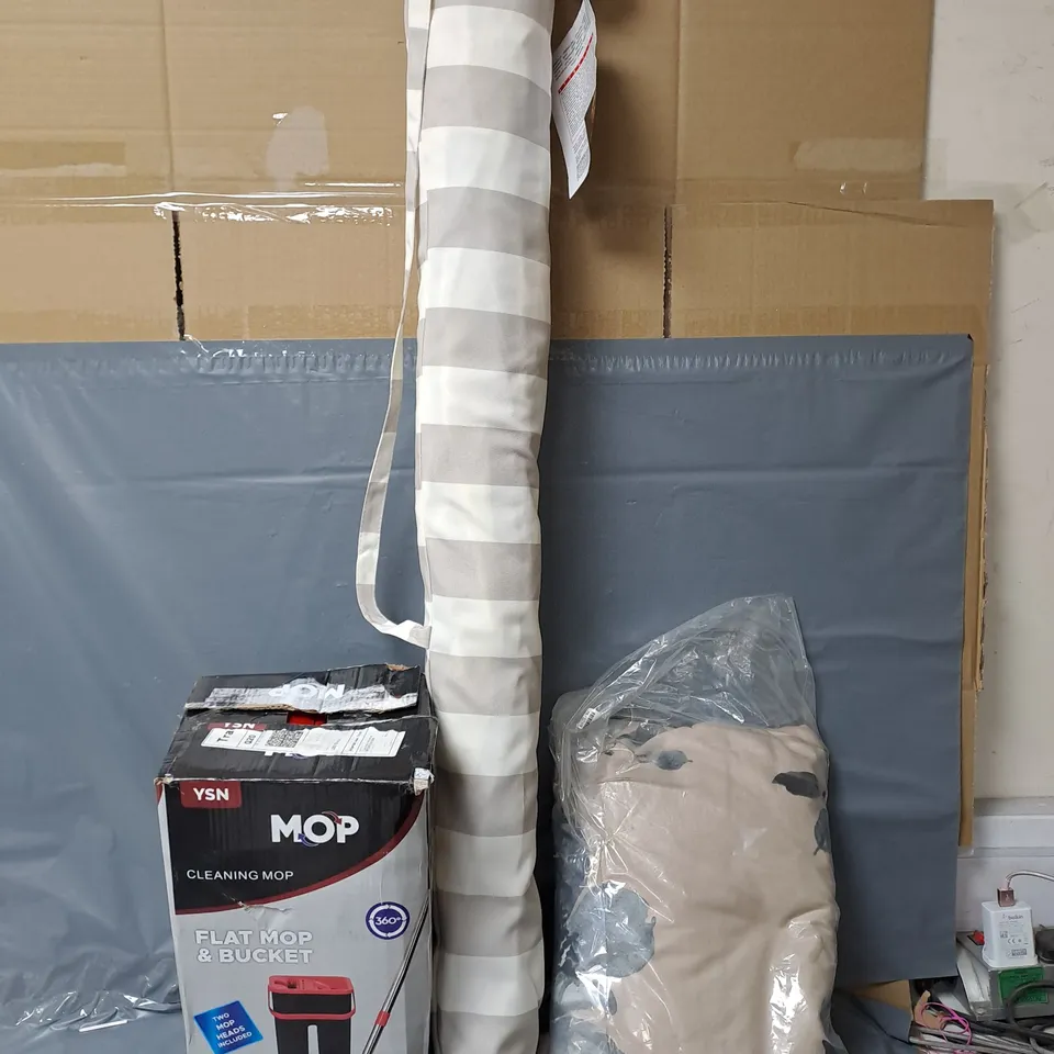 APPROXIMATELY 15 ASSORTED HOUSEHOLD ITEMS TO INCLUDE GARDEN PARASOL, FLAT MOP AND BUCKET SET AND BEDDING