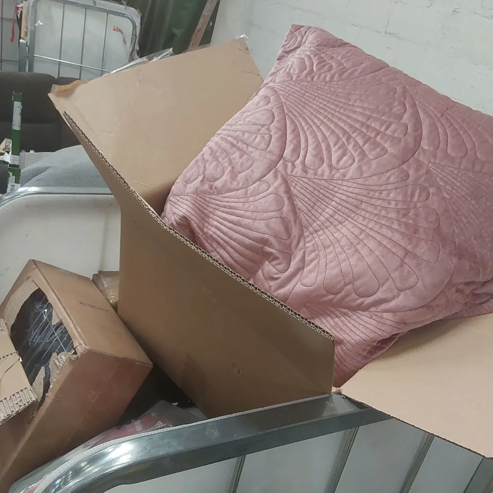 CAGE CONTAINING A LARGE QUANTITY OF ASSORTED ITEMS INCLUDING: CUSHIONS, CHRISTMAS TREE STORAGE BAG, CURTAINS ECT // CAGE NOT INCLUDED