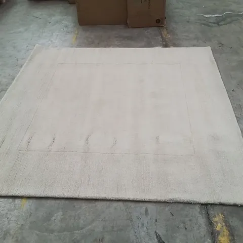 QUALITY DESIGNER AREA RUG // APPROX SIZE: 200 X 200 cm