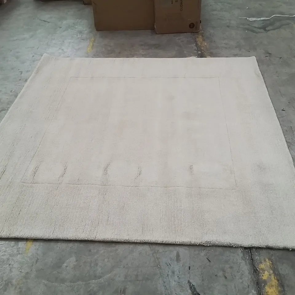 QUALITY DESIGNER AREA RUG // APPROX SIZE: 200 X 200 cm