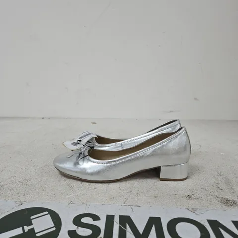 UK 7 HUSH PUPPIES SILVER LEATHER PUMPS – BOW DETAIL, LOW BLOCK HEEL