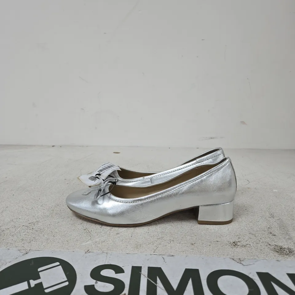 UK 7 HUSH PUPPIES SILVER LEATHER PUMPS – BOW DETAIL, LOW BLOCK HEEL