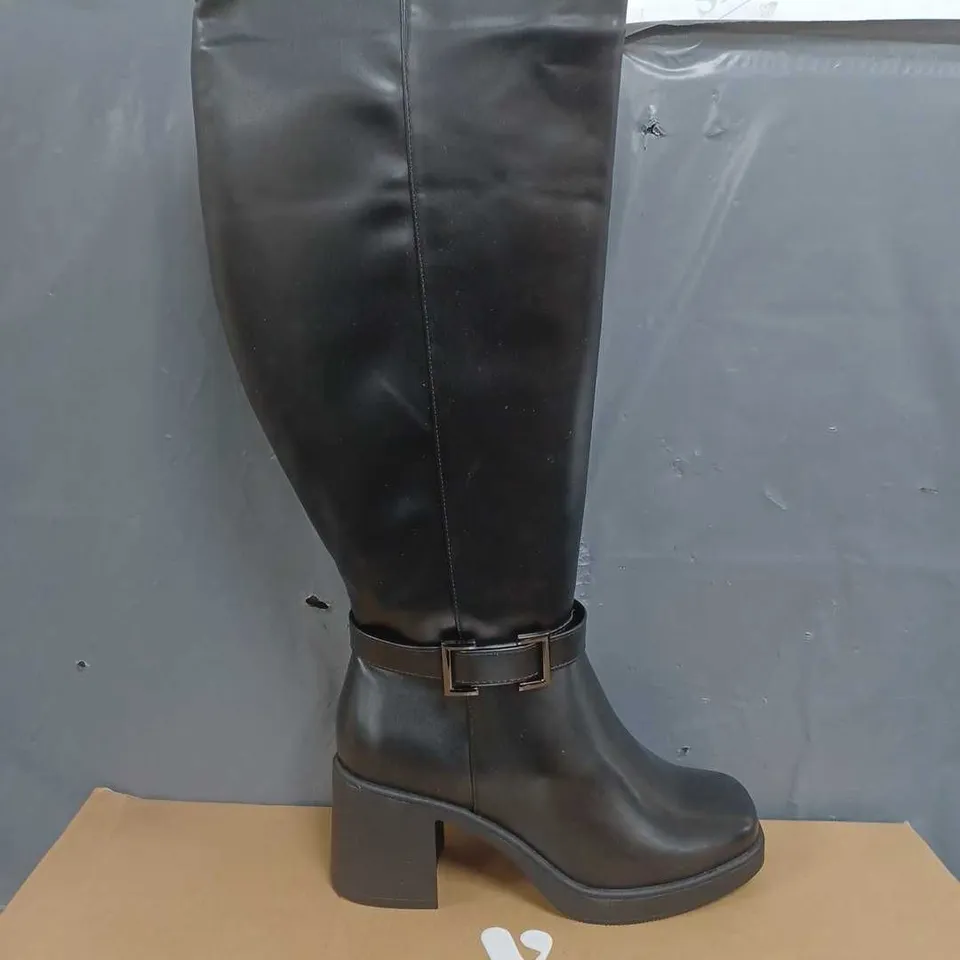 BOXED PAIR OF V BY VERY EXTRA WIDE FIT BUCKLE KNEE BLOCK HEEL BOOTS IN BLACK SIZE 6