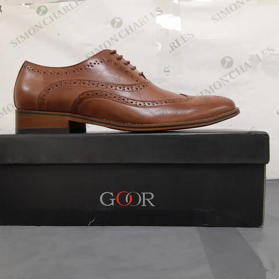 BOXED PAIR OF GOOR LACE UP SHOES IN BROWN SIZE 9