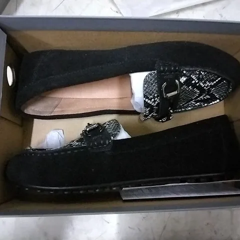 3 SHOE BOXES OF VIONIC SHOES INCLUDING HONOR DAYNA GREY LOAFERS SIZE 6, HONOR DAYNA BLACK LOAFERS SIZE 7, FELICITY LIV METALLIC BLACK ANKLE BOOTS SIZE 4