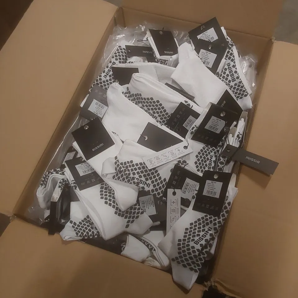 BOX TO CONTAIN A LARGE QUANTITY OF BRAND NEW PAIRS OF BISSINI CYCLING SOCKS - WHITE // SIZE: S-M // 1 PAIR PER PACK