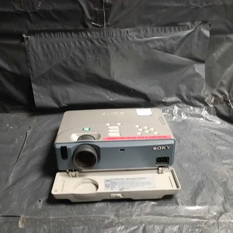 SONY VPL-CS2 LCD DATA PROJECTOR WITH CARRY CASE 