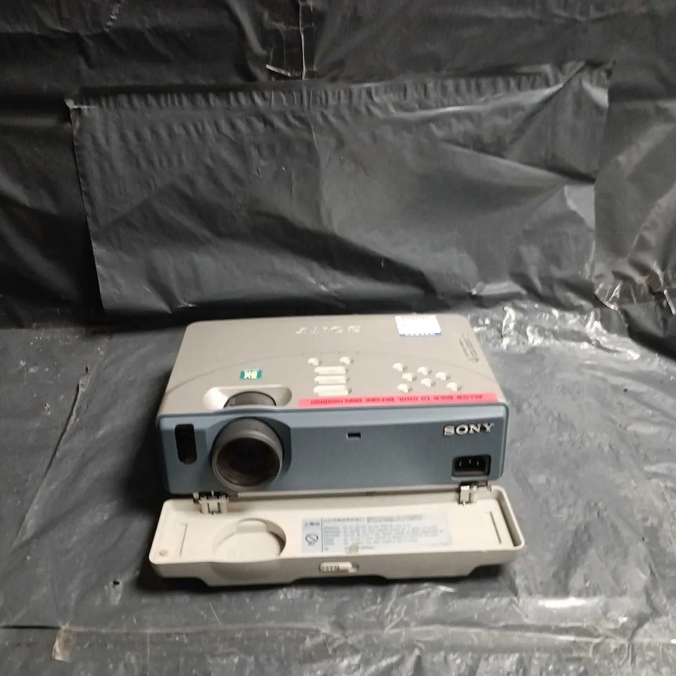 SONY VPL-CS2 LCD DATA PROJECTOR WITH CARRY CASE 