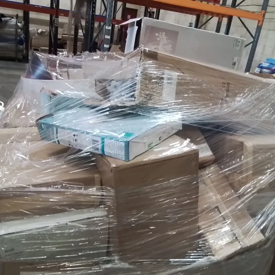 PALLET CONTAINING A LARGE QUANTITY OF ASSORTED LIGHTING 