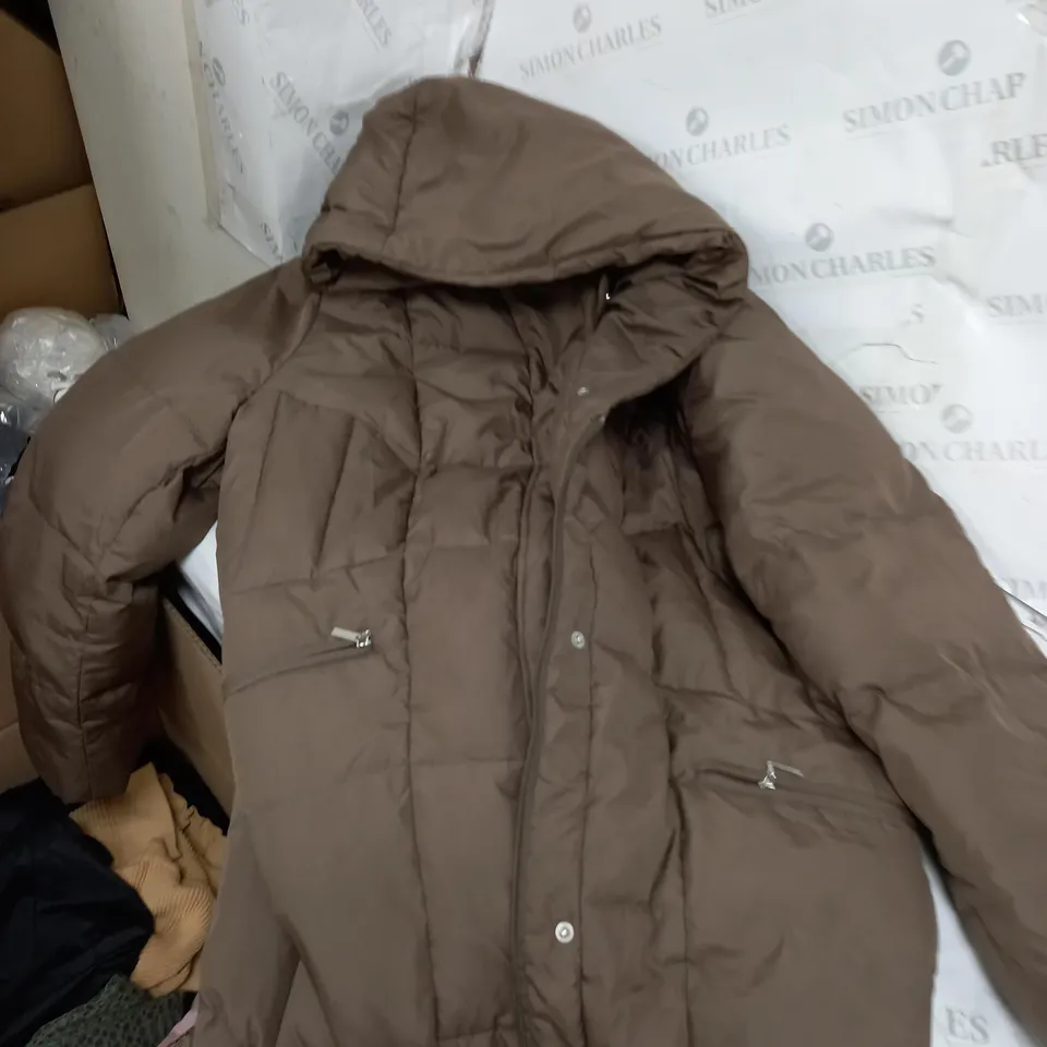 BOX OF ASSORTED CLOTHING ITEMS TO INCLUDE TOPS, SWEATERS, COATS ETC 