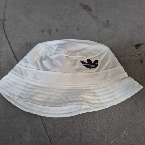 ADIDAS WHITE BUCKET HAT 