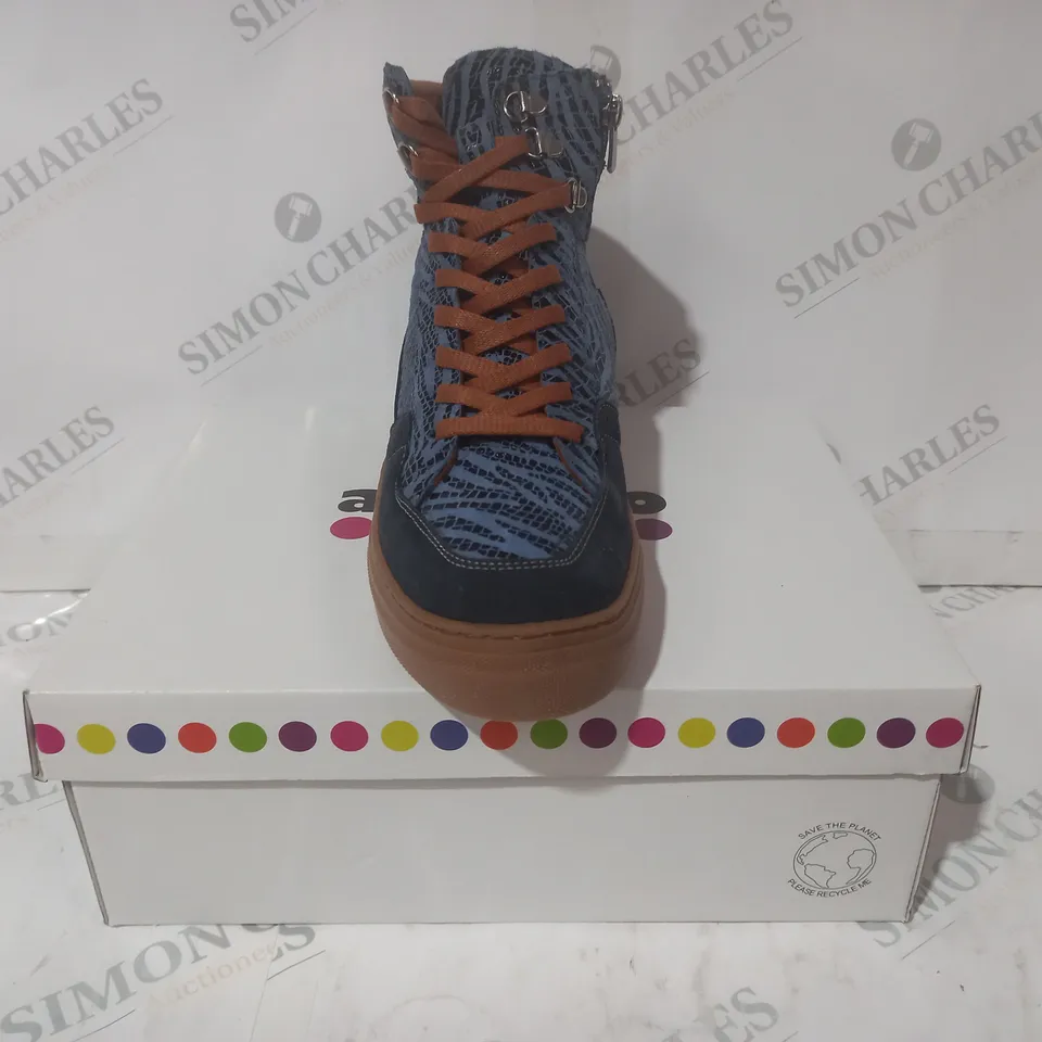 BOXED PAIR OF ADESSO HI-TOP SHOES IN NAVY/TAN SIZE 7