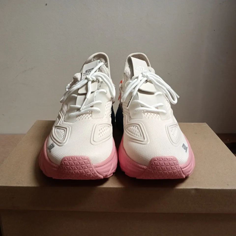 BOXED PAIR OF STEVE MADDEN PROPEL 1 SNEAKERS –UK SIZE 5