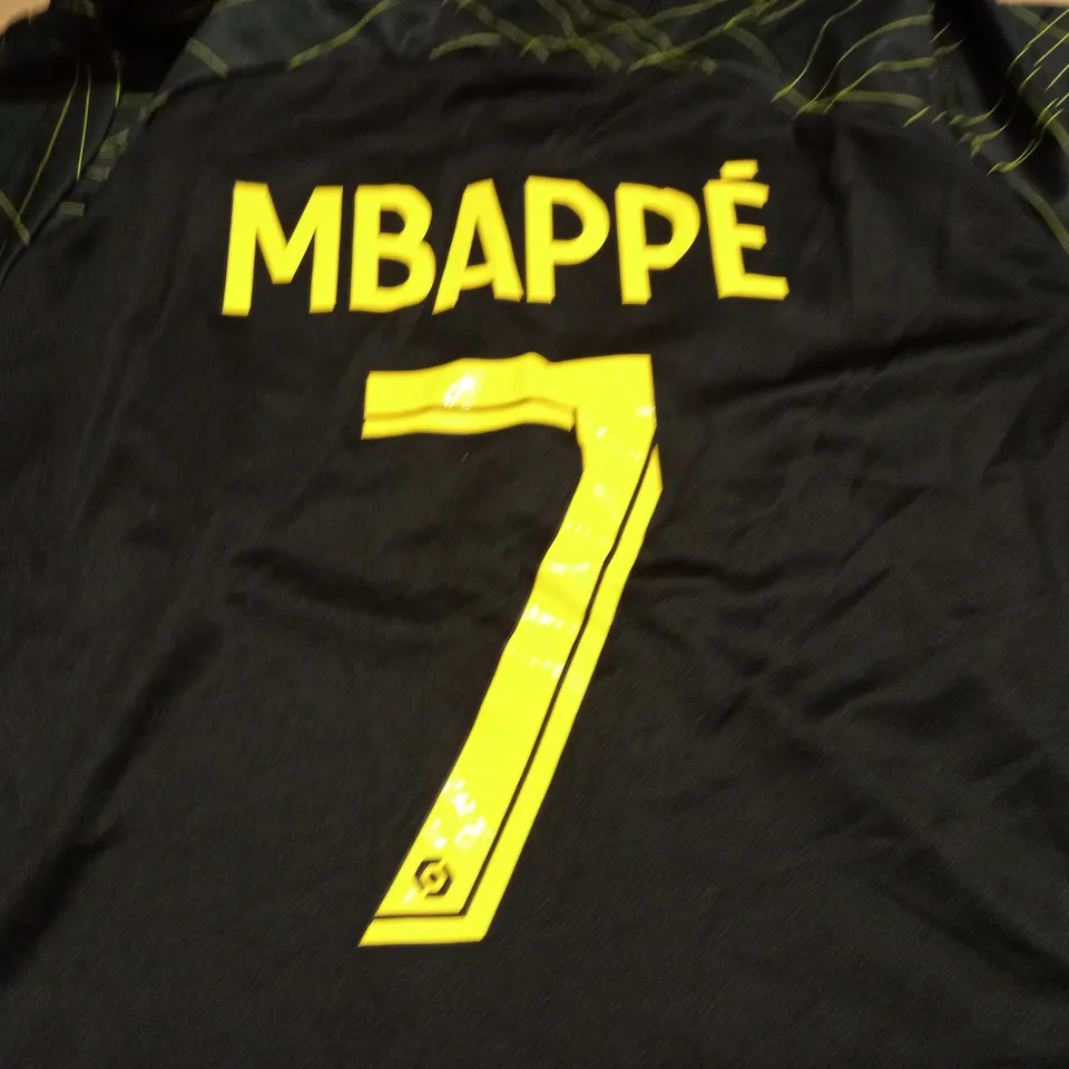 PARIS SAINT GERMAIN FOOTBALL SHIRT - M