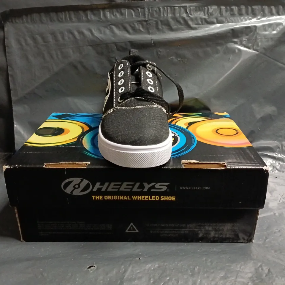 BOXED PAIR OF HEELYS SHOES IN BLACK/WHITE SIZE UK 1