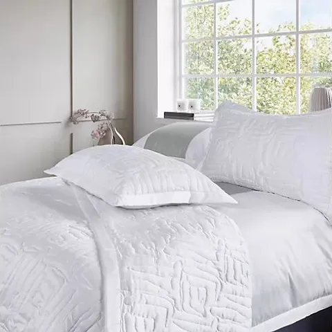 K BY KELLY HOPPEN ABSTRACT GEO BEDSPREAD AND SET OF 2 SHAMS WHITE KING