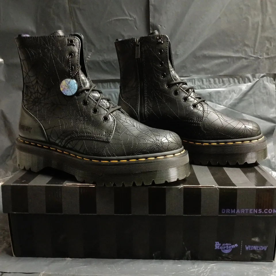 BOXED PAIR OF DR MARTENS WEDNESDAY JADON ANKLE BOOTS IN BLACK SIZE UK 9.5