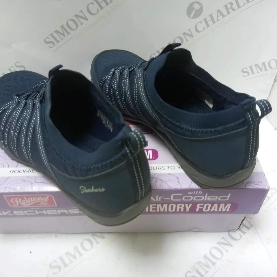 BOXED SKETCHERS RELAXED FIT NJAVY - SIZE 6