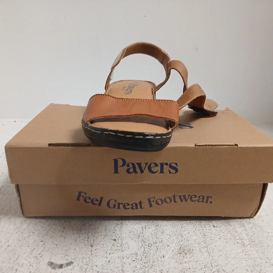 BOXED PAIR OF PAVERS OPEN TOE SANDALS IN TAN SIZE 6
